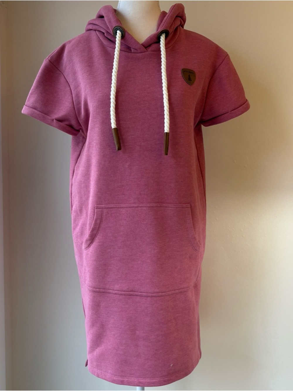 Wanakome Carmen Short Sleeve Hooded Dress Size Medium Berry Pink Kangaroo